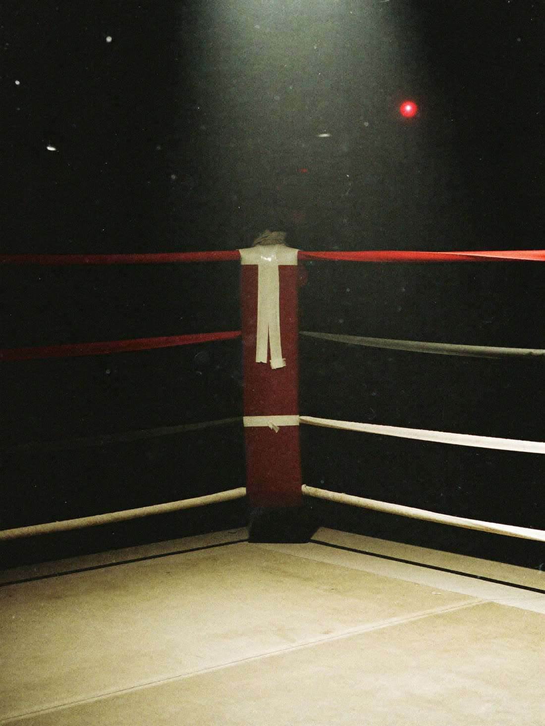 Empty red ring corner under a single overhead lamp